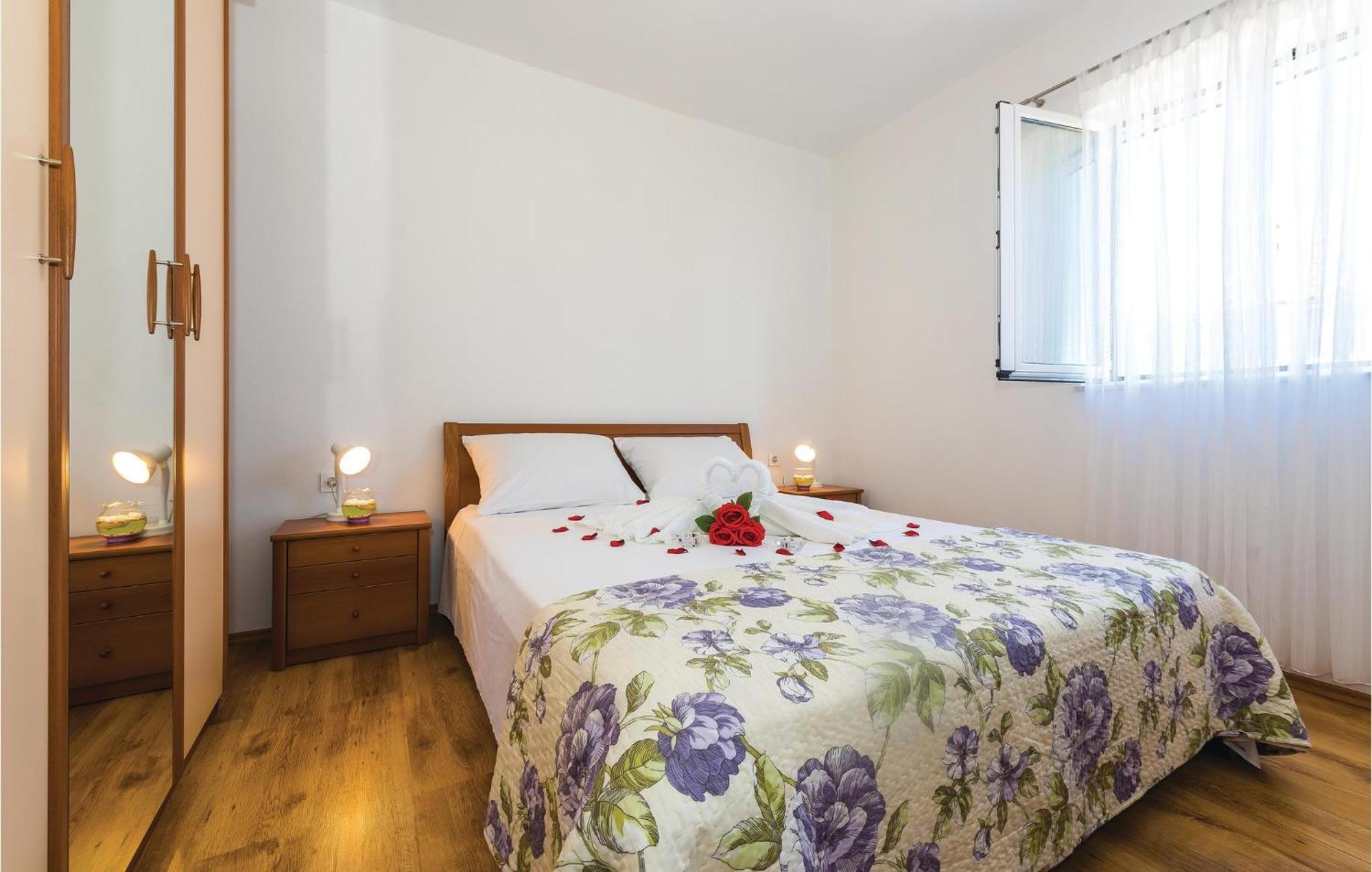 4 Bedroom Cozy Apartment In Vodice Exterior photo